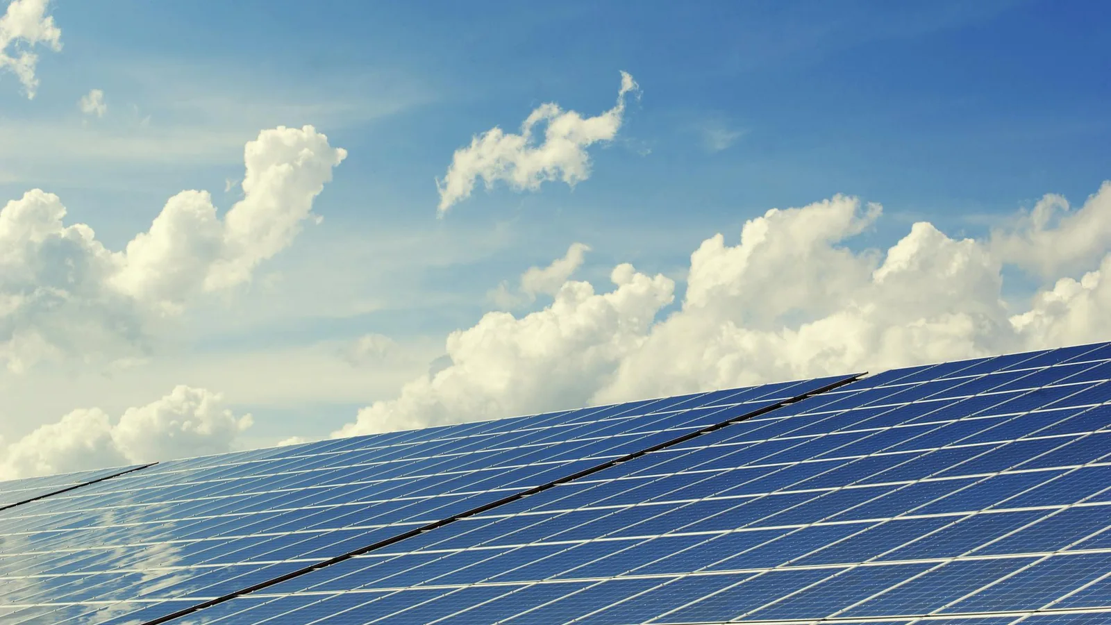 Dashboard de optimización energética con IA mostrando consumo y generación solar
