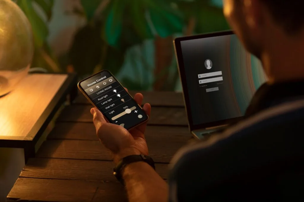 Persona controlando su hogar inteligente desde el teléfono